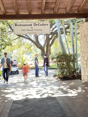 Restaurant Degolyer by null