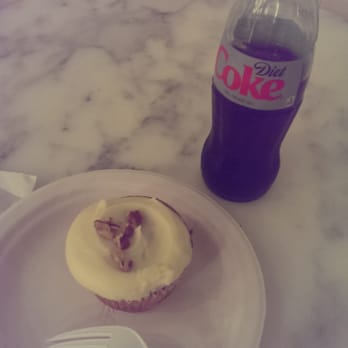 Magnolia Bakery - Hummingbird cupcake - yum! - Bakeries Near Me - Chicago, Illinois