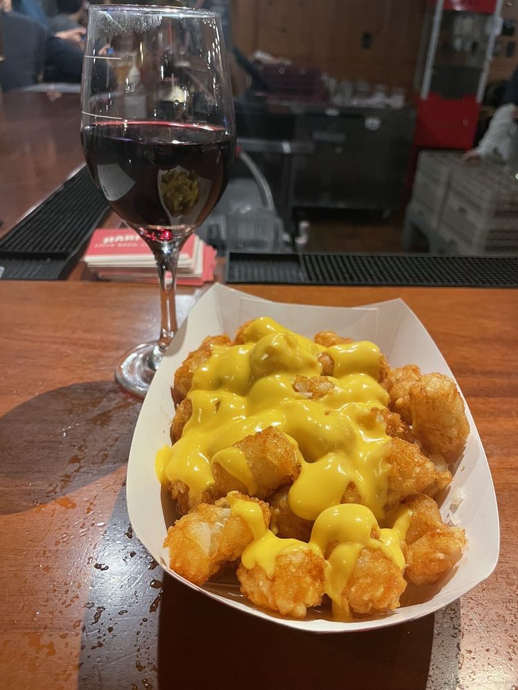 THE CAMBRIDGE QUEEN’S HEAD CLOSED Updated August 2024 29 Photos & 67 Reviews 45 Quincy