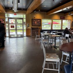 Raising Cane's Chicken Fingers - Seating area