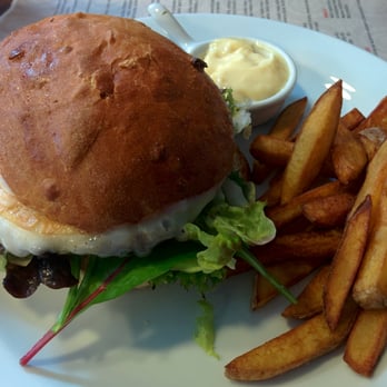 Moto Burger - Hovězí burger, křupavé listy salátu a rukoly, talegio (zrající alpský sýr), bílá cibule, majonéza z pečeného česneku - American Near Me - Prague, Puerto Rico Moto Burger - Hovězí burger, křupavé listy salátu a rukoly, talegio (zrající alpský sýr), bílá cibule, majonéza z pečeného česneku - American Near Me - Prague, Puerto Rico
