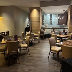 Q Kitchen | Bar - Dining Area