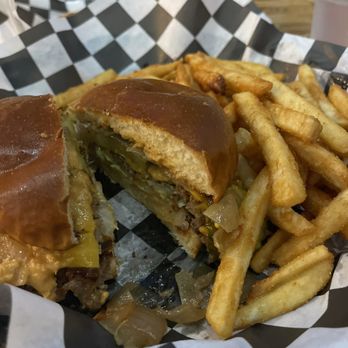 Happy Place Eatery - Veganish smash burger (added lettuce) - Burgers Near Me - Ventura, California Happy Place Eatery - Veganish smash burger (added lettuce) - Burgers Near Me - Ventura, California
