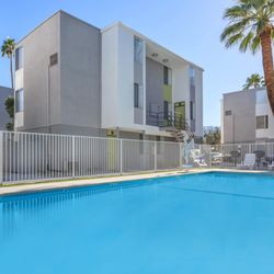 Latitude 33 - Crystal Clear Pool