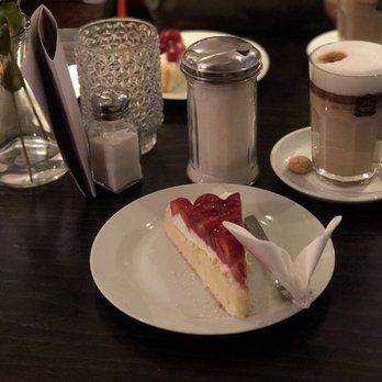 Lasall - Erdbeer-Zitronen-Mascarpone-Torte und Latte Macchiato - Cafes Near Me - Hanover, NI