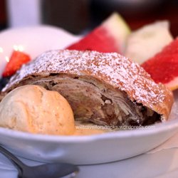 Weise - Apfelstrudel mit Vanilleeis (5,50 EUR) - apple strudel served warm with vanilla ice cream and some fruits