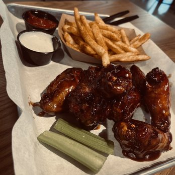 Element Eatery - Smoked wings and seasoned fries - Beer Gardens Near Me - Cincinnati, Ohio