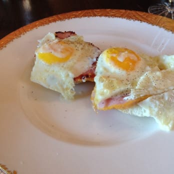 Lion's Head Bed & Breakfast - Eggs and ham on an English muffin. Yum! - Hotels Near Me - Niagara Falls, Ontario Lion's Head Bed & Breakfast - Eggs and ham on an English muffin. Yum! - Hotels Near Me - Niagara Falls, Ontario