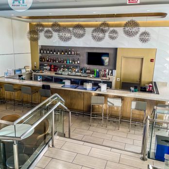 United Club - Bar - Airport Lounges Near Me - Chicago, Illinois