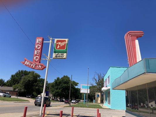 Bobo's Drive In by null