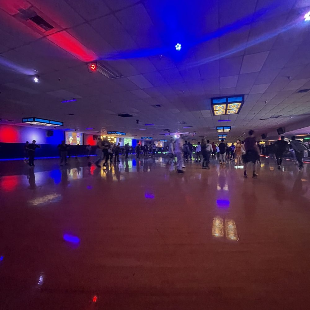 El Centro Skate - Skate floor on a Sunday night - Skating Rinks Near Me - Federal Way, Washington El Centro Skate - Skate floor on a Sunday night - Skating Rinks Near Me - Federal Way, Washington