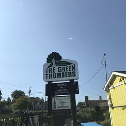 a sign for the green thumbers