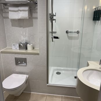 DoubleTree by Hilton Hotel - Standard room's bath - Hotels Near Me - Manchester, XGM