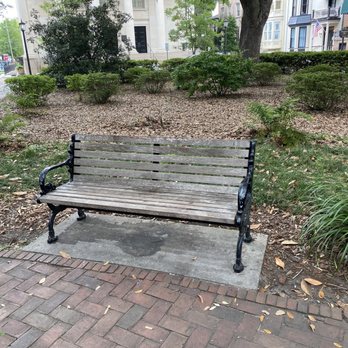 Chippewa Square - A bench similar to this one was used for the movie Forrest Gump. - Landmarks & Historical Buildings Near Me - Savannah, Georgia Chippewa Square - A bench similar to this one was used for the movie Forrest Gump. - Landmarks & Historical Buildings Near Me - Savannah, Georgia