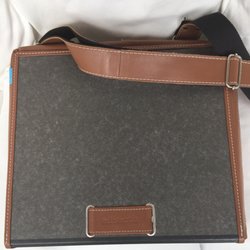 Soul Goods - Umhängetasche von ad acta, gefertigt aus einem alten Aktenordner. Shoulder bag of ad acta, made of an old file folder.