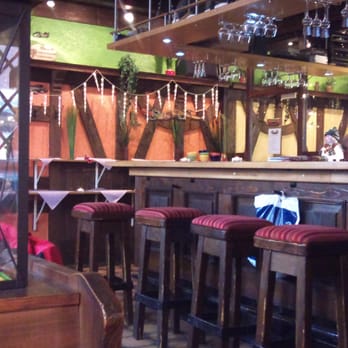 Chamäleon - Blick in das Innere mit weihnachtlicher Dekoration und Gast - Bars Near Me - Gießen, HE