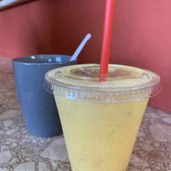 Los Chilaquiles - Pineapple and mango mix smoothie