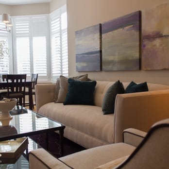 Design Inside - Classic living room with modern pieces of art - Interior Design Near Me - Milwaukee, Wisconsin