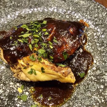 La Paz - Pechuga de Pollo - Hähnchenbrust, Erdnusspüree, Röstzwiebeln, Madeirasauce - Tapas Bars Near Me - Hamburg, HH