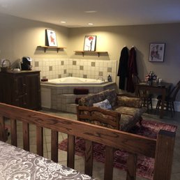 Jacuzzi, settee (fireplace in front), table Jacuzzi, settee (fireplace in front), table