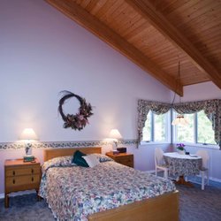 Yamhill Vineyards Bed & Breakfast - Grape Suite with queen bed and in suite bath.