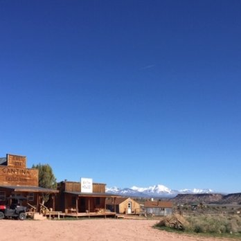 3 Step Hideaway - the Cantina, Bath house and Cabins. The wood fired hot tub is just out of view!    :{) - Bed & Breakfast Near Me - La Sal, Utah