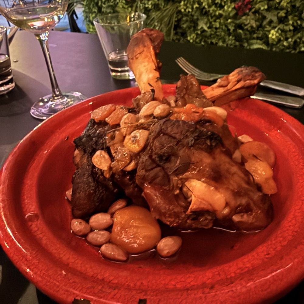 Agneaux à la Ferme: Lamb shank with apricots and almonds Agneaux à la Ferme: Lamb shank with apricots and almonds