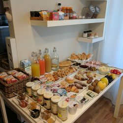 La Casa del Poeta dell'Etna - The breakfast choices.