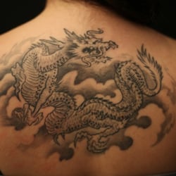 MAT - Monster Art Tattoo - Tatouage dragon japonais en noir et gris fait par Julien