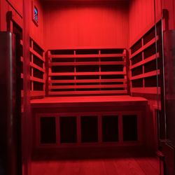 CryoFactor Wellness Center - Infrared sauna with red light