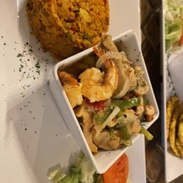 Mixed seafood with garlic sauce, arroz manpostuado