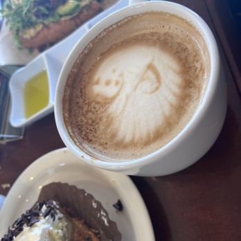 Urth Caffe - Coffee & Tea Near Me - Laguna Beach, California