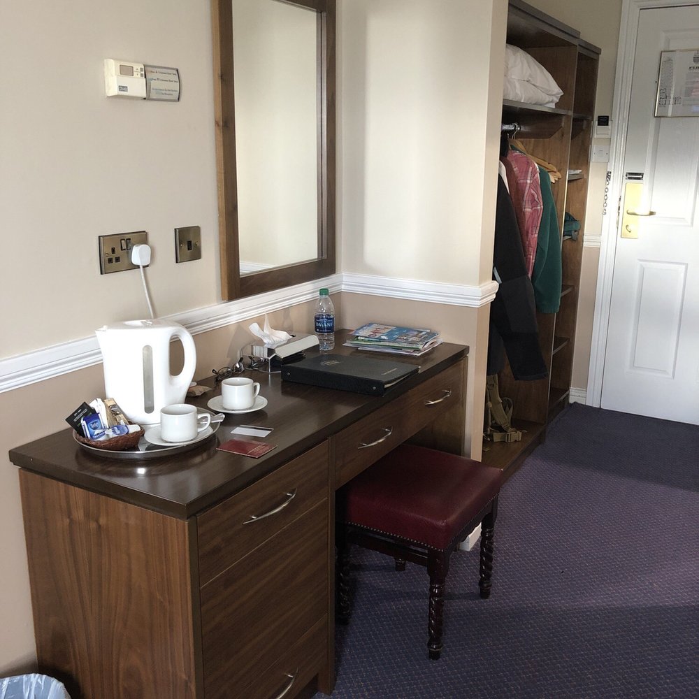 Cahir House Hotel - Table for hair and makeup - Hotels Near Me - Cahir, TA