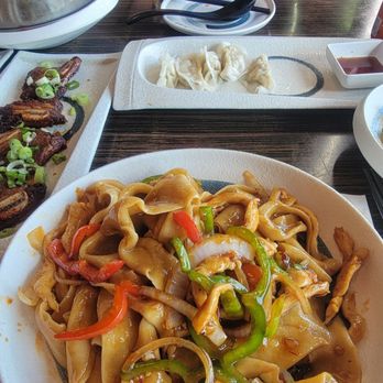 Master Noodle - Garlic chicken fried noodles with the thick ribbon style noodles. Nice chewy bits with flavorful chicken. - Chinese Near Me - Saint Paul, Minnesota