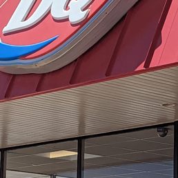 the front of a dairy queen restaurant