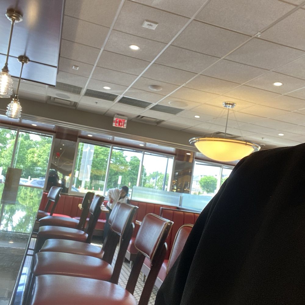 Silver Diner - Seeee  I'm ALONE, SOLO, BY MYSELF ... WHY am I being ignored? - Diners Near Me - Lanham, Maryland