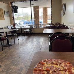 Pasquale's Pizza & Pasta - Plenty of seating