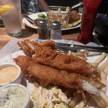Yard House - Greasy fish and chips with uncooked fries - New American Near Me - Honolulu, Hawaii
