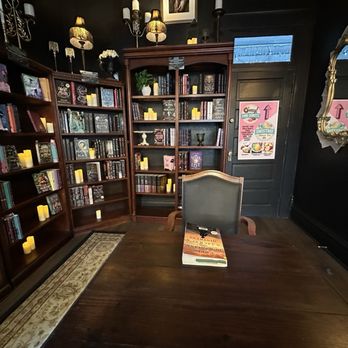 Daffodil Romantasy Books and Gifts - Bookstores Near Me - Eugene, Oregon