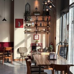 Cafe La Paz - Cute indoor space with good amount of seating