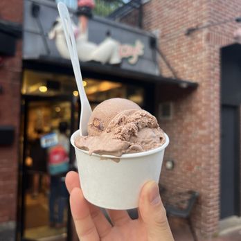 Lizzy's Ice Cream - Ice Cream & Frozen Yogurt Near Me - Cambridge, Massachusetts