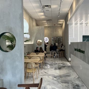 Greatea - Main seating area with various types of tables and seating arrangements - Bubble Tea Near Me - Suwanee, Georgia