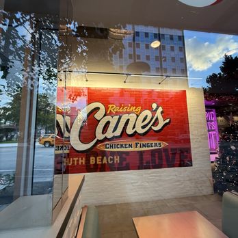 Raising Cane's Chicken Fingers - Dining area - Fast Food Near Me - Miami Beach, Florida