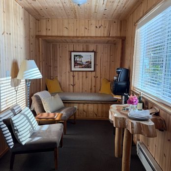 Sea Rock Inn - Seating area, reading nook and table - Bed & Breakfast Near Me - Mendocino, California