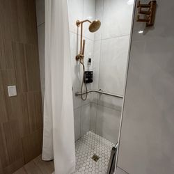 Flora Spa and Aesthetic Bar - Showers