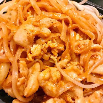 Green Basil - Pad Thai with Chicken 3.5/5 - Vietnamese Near Me - Suwanee, Georgia