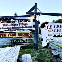 The Ice Cream Machine - Front sign with summer hours 2022