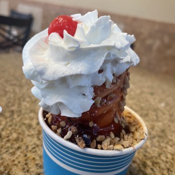 Twistee Treat LBV - Small Dole Sundae with cherry sauce. - Ice Cream & Frozen Yogurt Near Me - Orlando, Florida