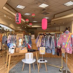 Mise Kimono - Front display, little shopping baskets