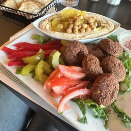 Falafal hummus with vegetables and pita Falafal hummus with vegetables and pita